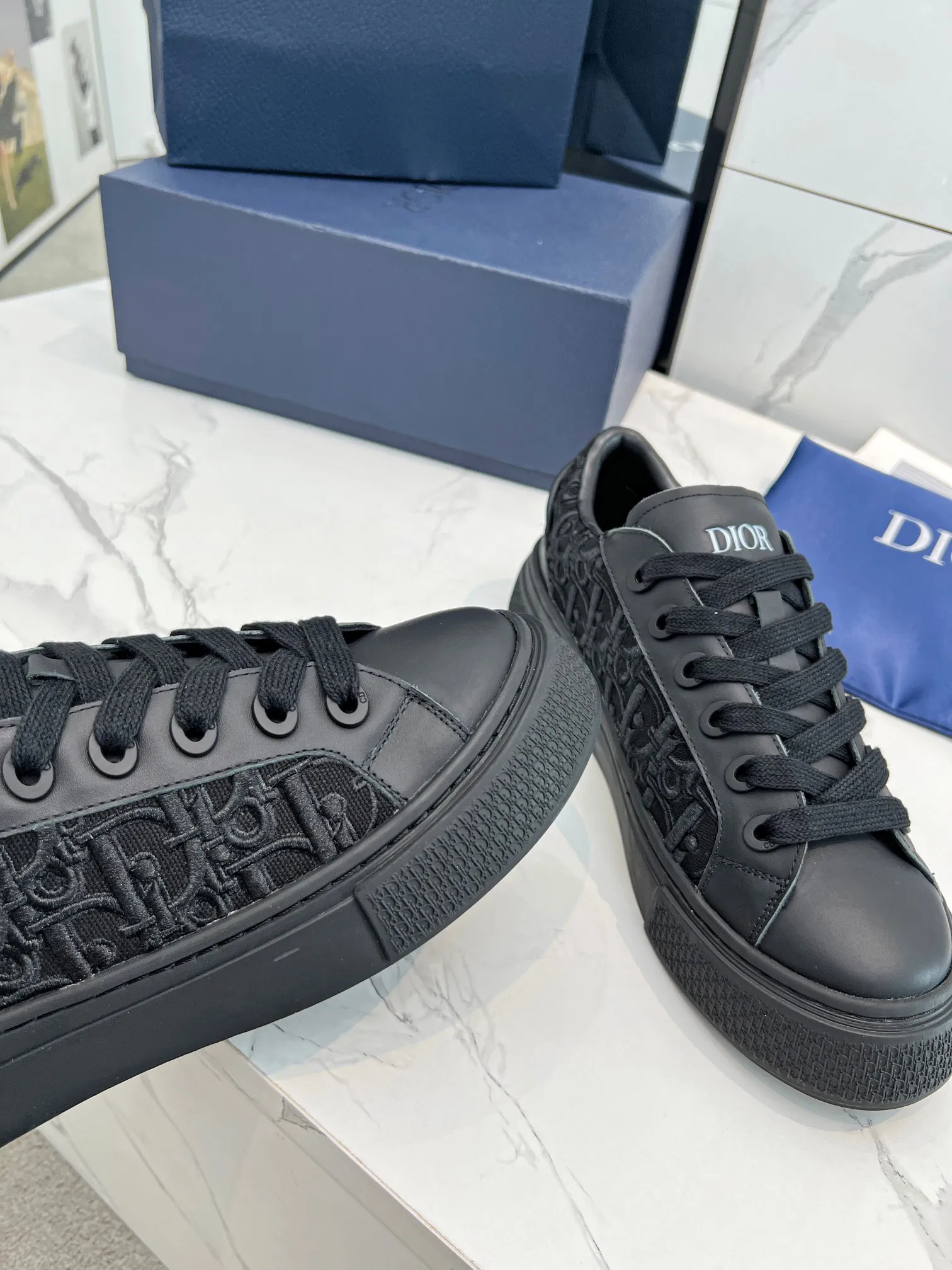 👟👟Ex-factory price 560👟👟 B33 sports tennis shoes - navy blue embroidered model 👟👟Ex-factory price 40👟👟Ex-factory price 48 Spring new model, a new interpretation of the classic tennis shoes, the fashionable silhouette highlights the heavy texture, carefully made of navy blue smooth cow leather, decorated with cream white three-dimensional embroidered Oblique print panels, and decorated with Dior It's distinguished by a logo-embossed padded tongue, wide white mohair laces and tonal brass eyelets with a matte finish. The cream-white Oblique print-effect rubber sole is enhanced by the contrasting Dior 30 Avenue Montaigne logo on the back, adding a stylish edge to casual looks.